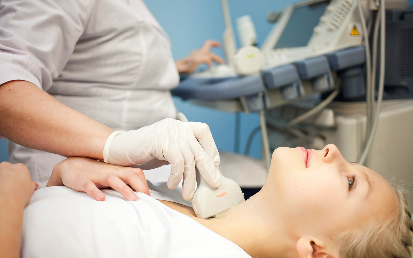 Ein Facharzt Innere Medizin Diabetologie Und Endokrinologie führt einen Ultraschalluntersuchung der Schilddrüse durch.